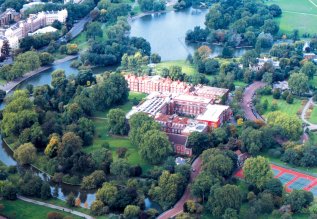 Regent's College�L�����p�X�̍q��ʐ^